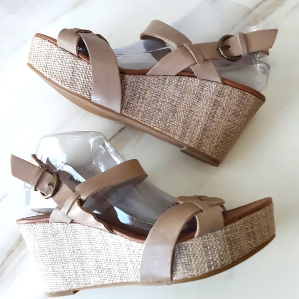 CROWN VINTAGE BEIGE LEATHER WEDGE SANDAL SZ 10